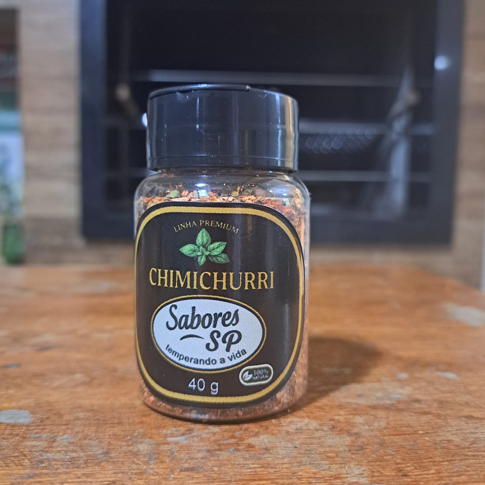 Frasco de chimichurri da Sabores São Paulo sobre bancada de madeira