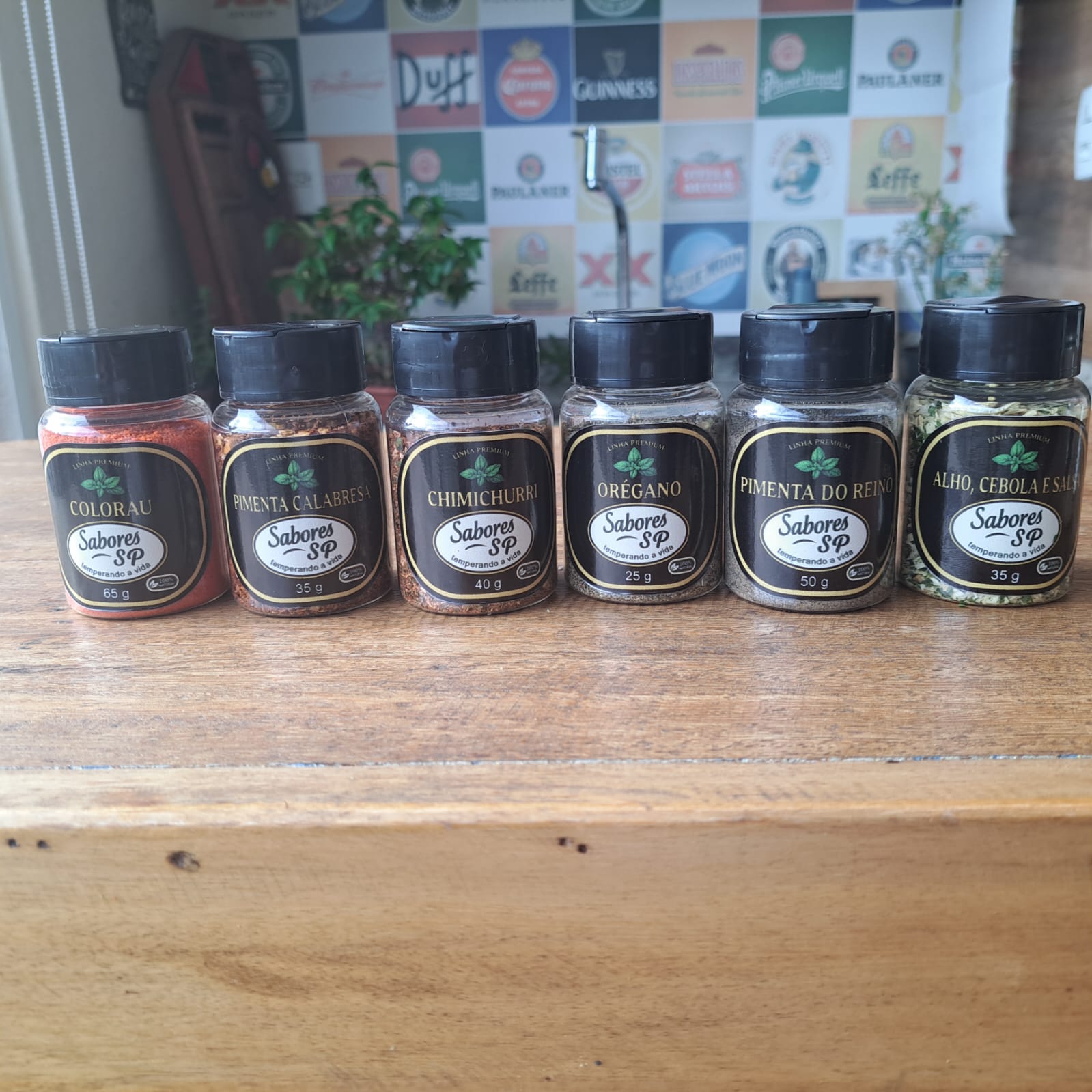 Frascos de temperos Sabores São Paulo alinhados em ambiente acolhedor